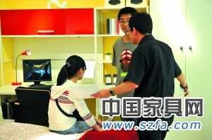 盡管目前板式家具的利潤變薄，但依然是市場的消費(fèi)主流。本報(bào)記者 李飛 攝