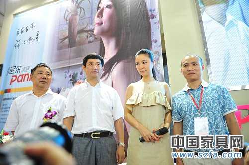 派尼爾家居代言人林心如與中國家協(xié)理事長朱長嶺、派尼爾家居總經(jīng)理鄧啟平合影