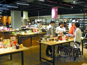 進(jìn)駐大型購物商場的家品店，人流也比平時(shí)多了不少。
