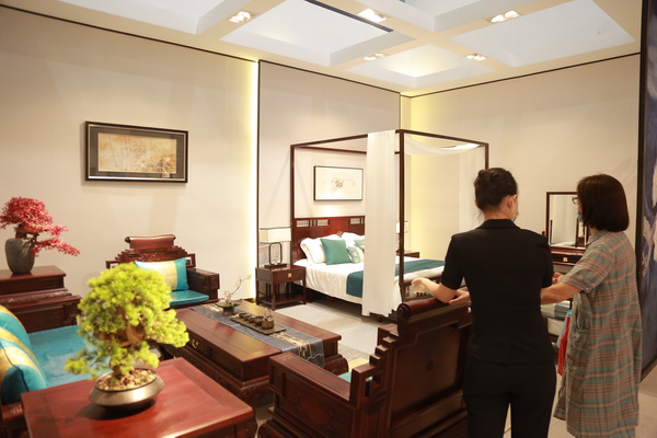美聯(lián)紅木展館現(xiàn)場，經(jīng)銷商現(xiàn)場咨詢加盟